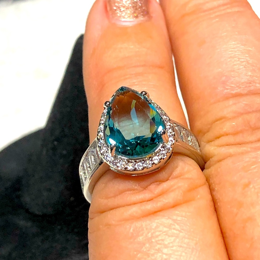 Gorgeous 💍🦋 sterling and blue ring with cubic zirconia